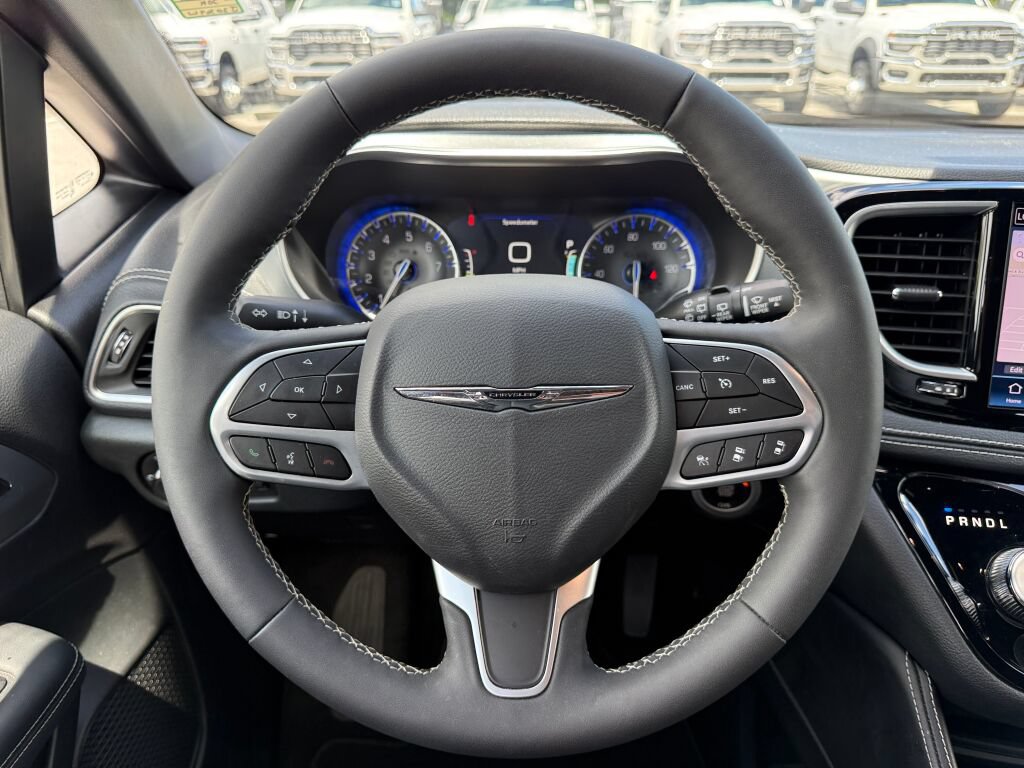Used 2026 Chrysler Pacifica Limited FWD image 18