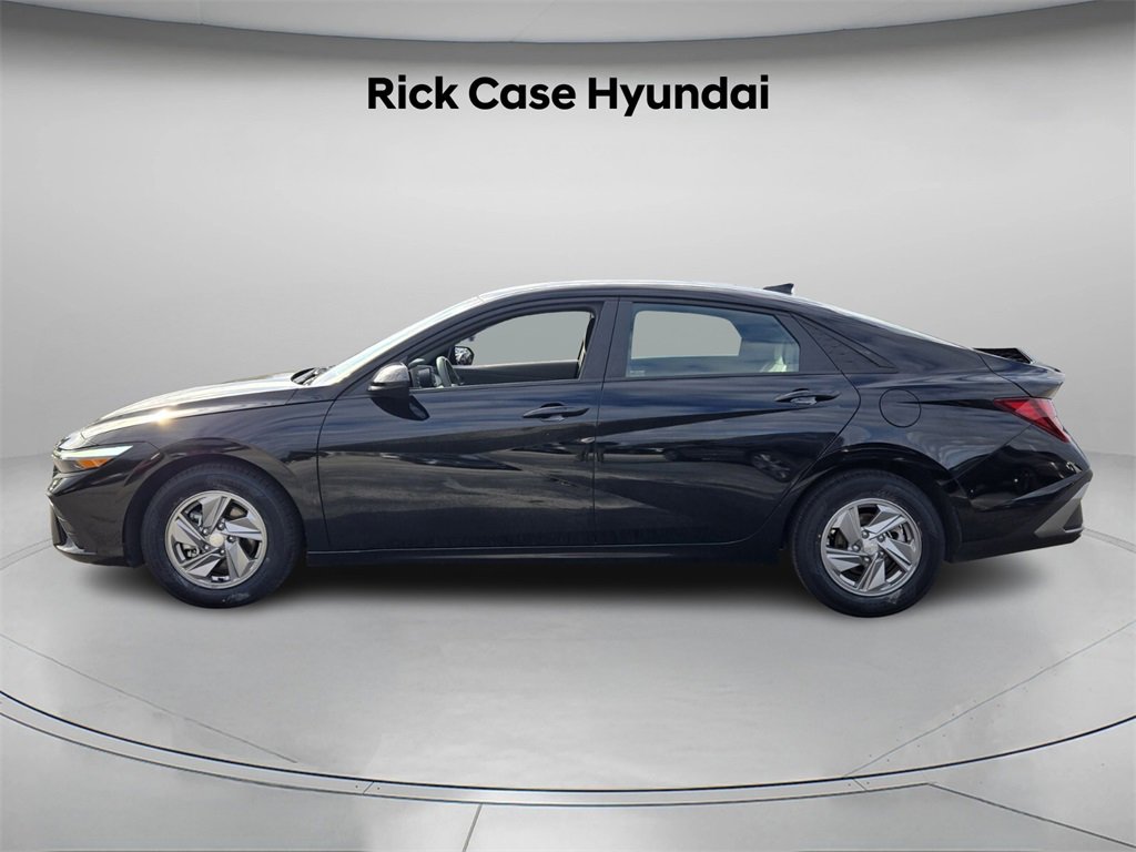 Certified 2025 Hyundai Elantra SE image 3