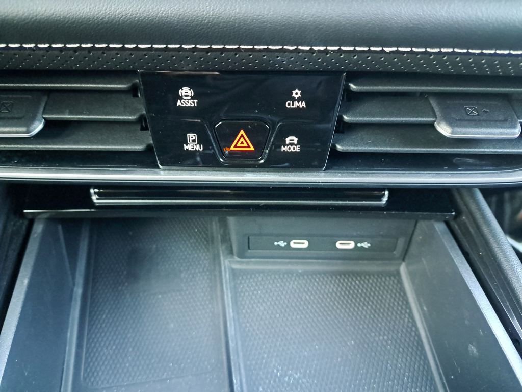 Used 2024 Volkswagen Atlas SE image 13