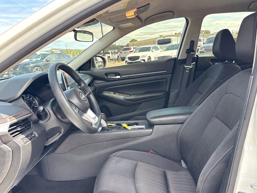 Used 2025 Nissan Altima 2.5 SV FWD image 15