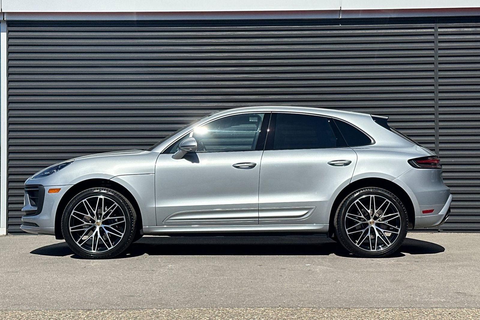 Used 2025 Porsche Macan image 2