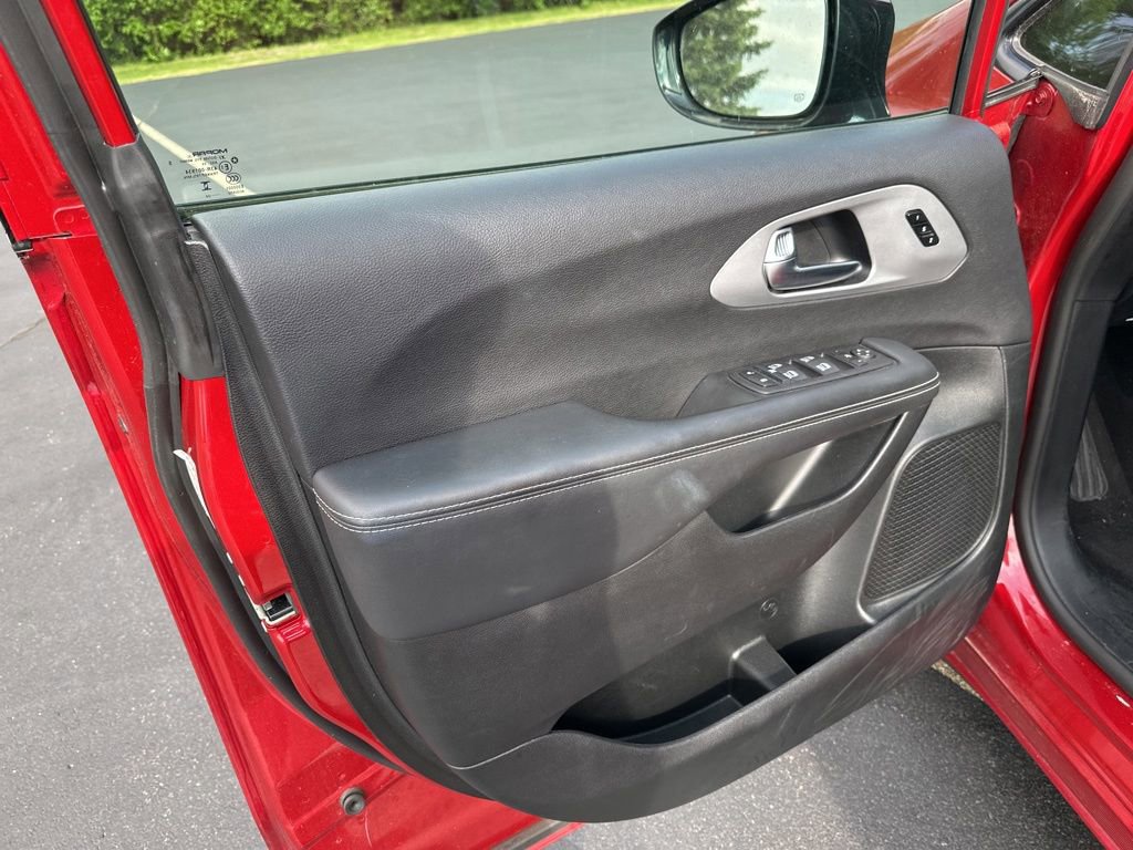 Certified 2025 Chrysler Pacifica Limited FWD image 13