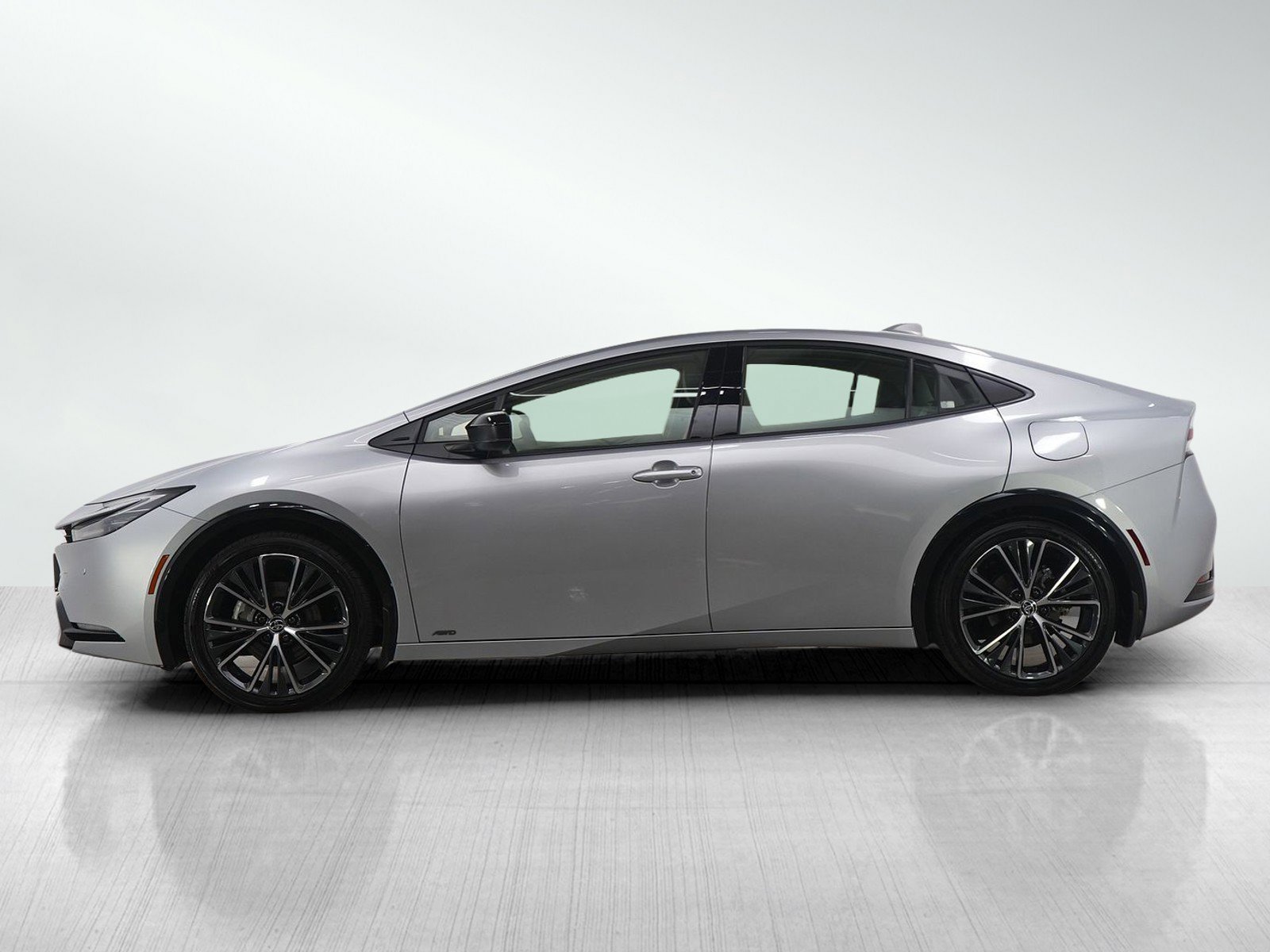 Used 2025 Toyota Prius XLE image 2