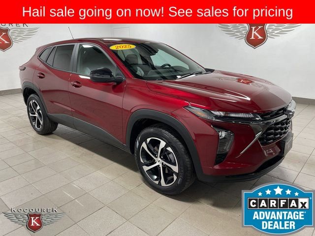 Used 2025 Chevrolet Trax RS FWD image 1