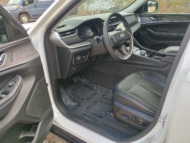 Used 2023 Jeep Grand Cherokee Limited w/ Black Appearance Package AWD/4WD image 24