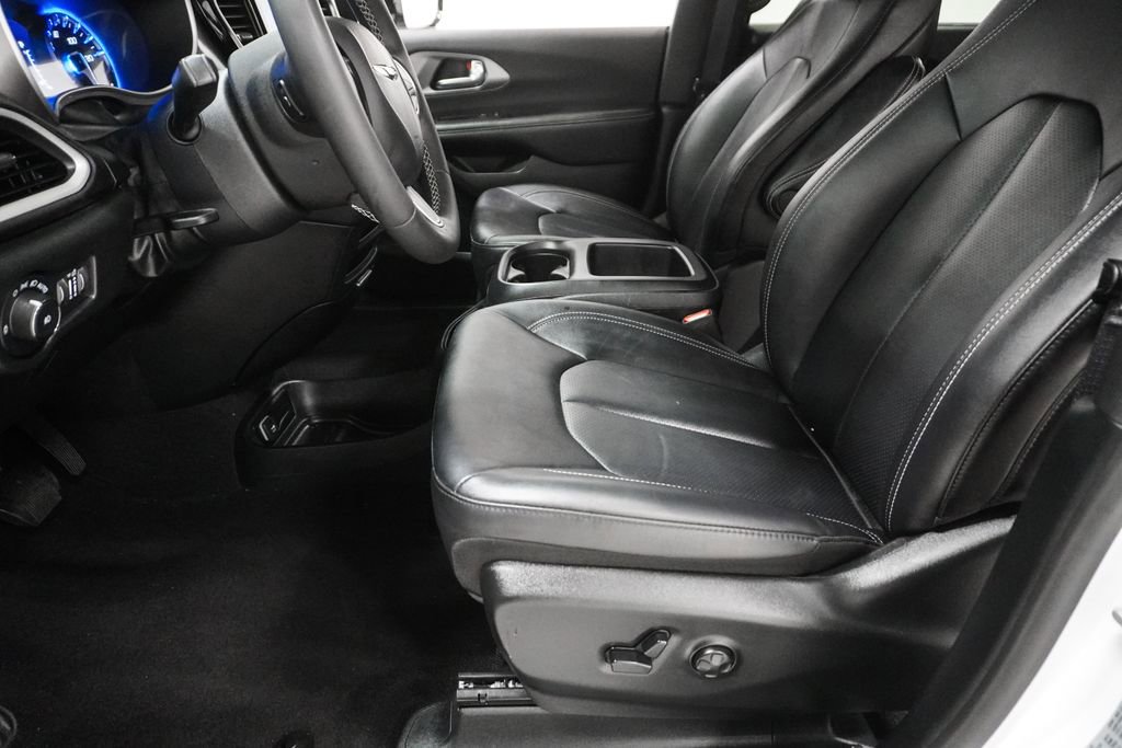 Used 2025 Chrysler Pacifica Select image 7