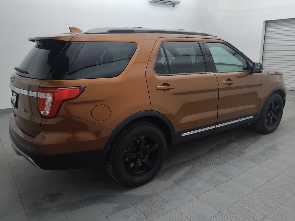 Used 2017 Ford Explorer XLT image 10