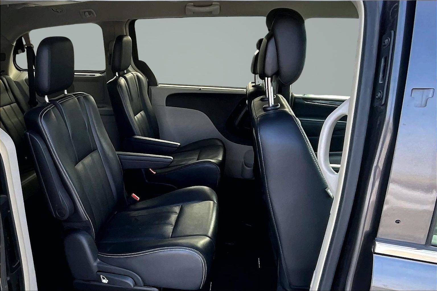 Used 2015 Chrysler Town & Country Touring-L w/ Driver Convenience Group image 20