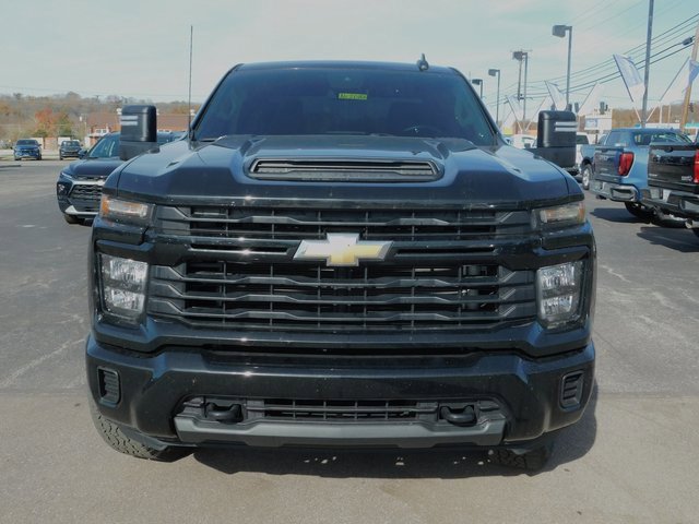 Used 2024 Chevrolet Silverado 2500 Custom image 3