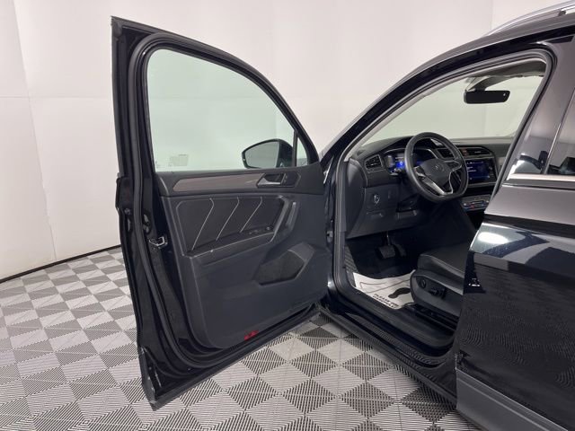 Used 2023 Volkswagen Tiguan SE image 17