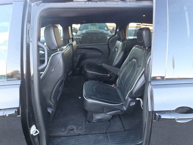 Used 2025 Chrysler Pacifica Limited FWD image 9
