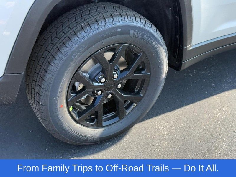 New 2025 Jeep Grand Cherokee Altitude image 4