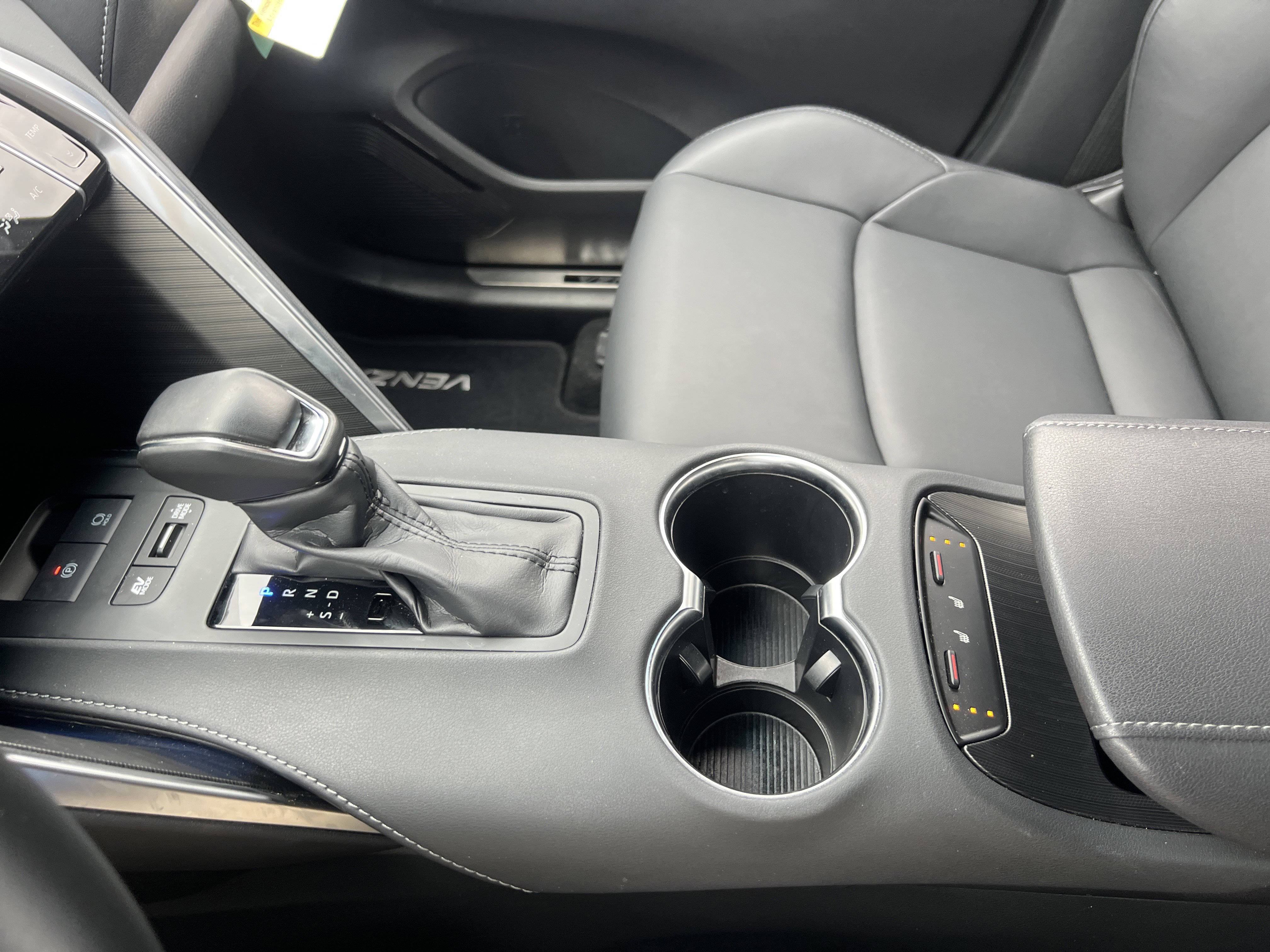 Certified 2024 Toyota Venza XLE image 37