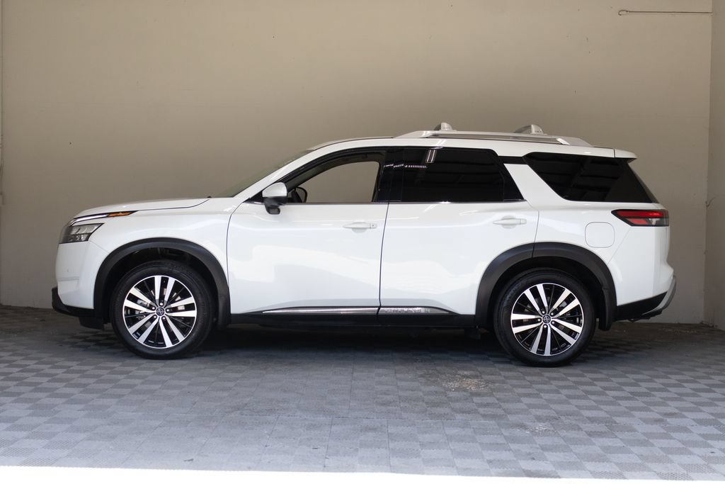 Used 2025 Nissan Pathfinder Platinum w/ Cargo Package FWD image 7