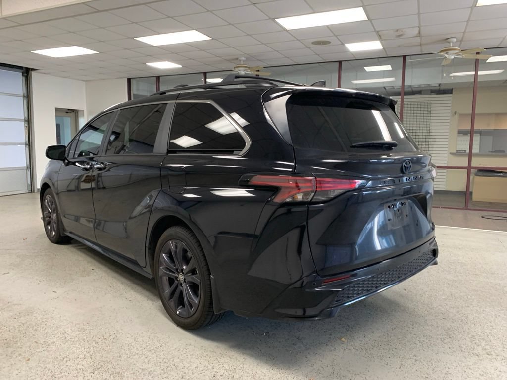 Used 2024 Toyota Sienna XSE FWD image 3