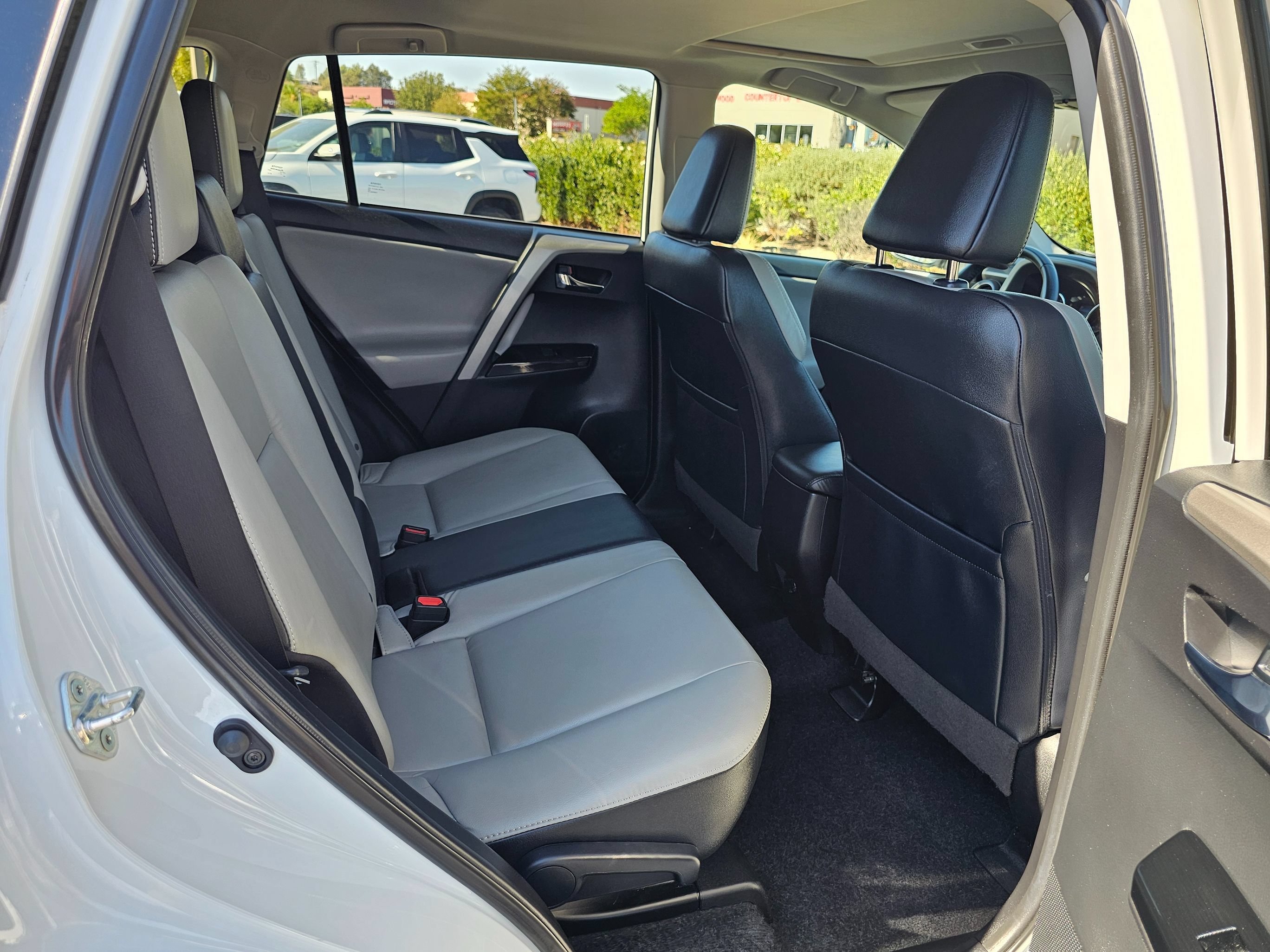 Used 2018 Toyota RAV4 Limited w/ Advanced Technology Package FWD image 29