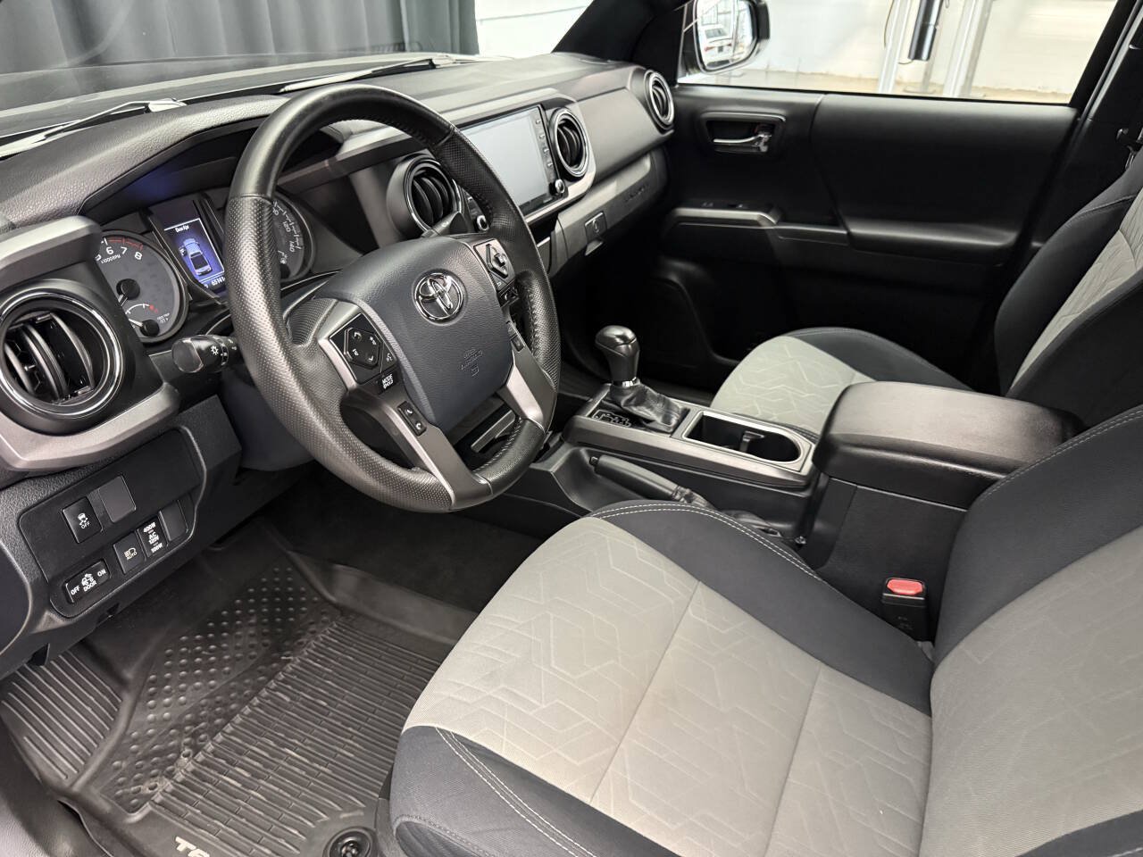 Used 2020 Toyota Tacoma TRD Off-Road w/ Technology Package AWD/4WD image 16