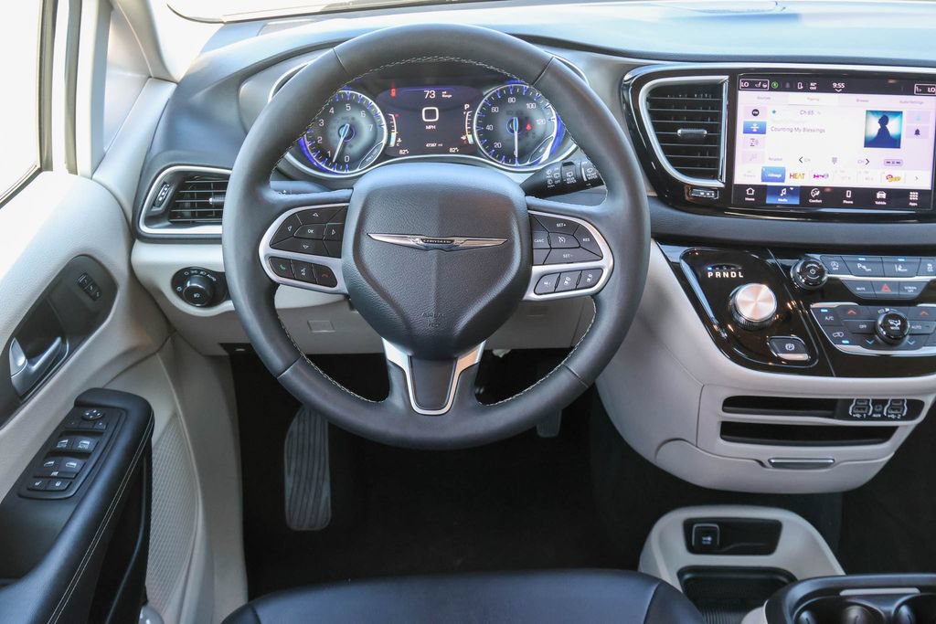 Used 2024 Chrysler Pacifica Touring-L FWD image 13