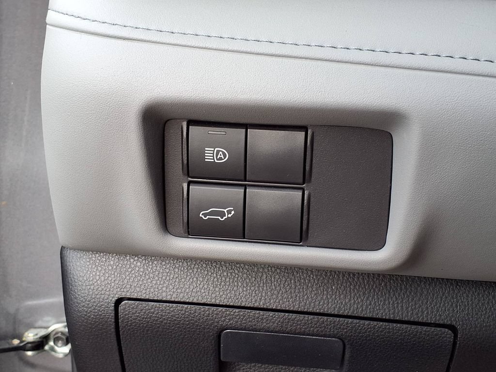 Used 2023 Toyota Highlander LE FWD image 30