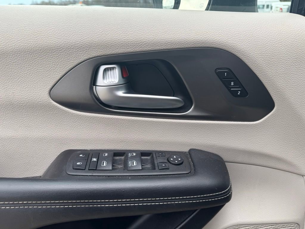 Used 2023 Chrysler Pacifica Touring-L image 15