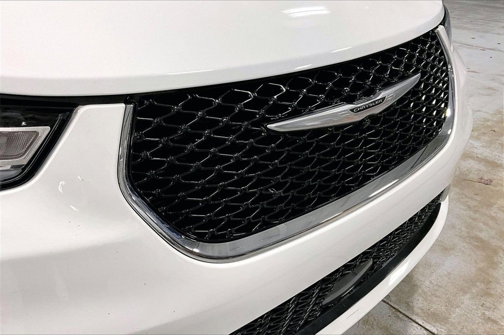 Used 2024 Chrysler Pacifica Touring-L image 30