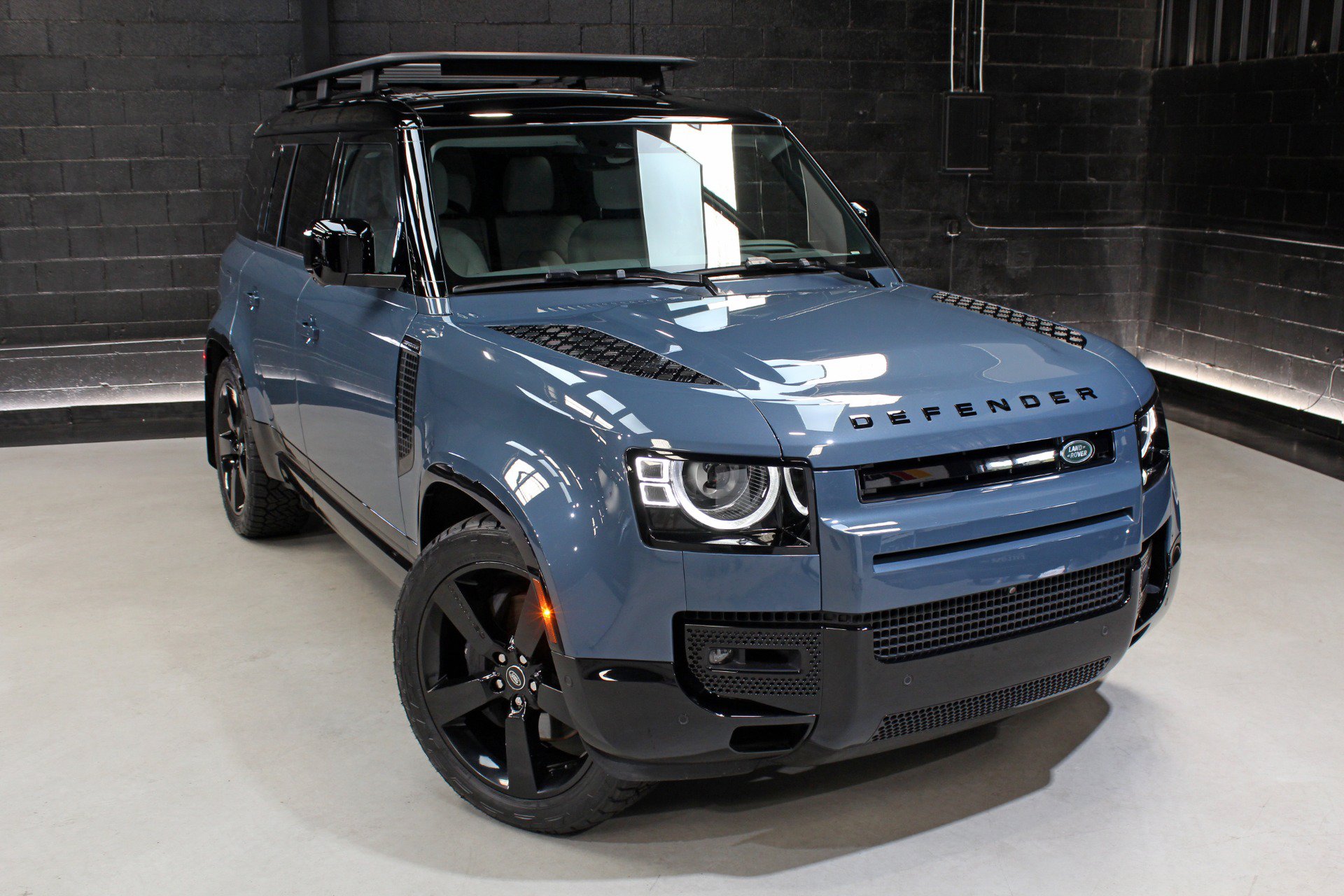 Used 2025 Land Rover Defender 110 X-Dynamic SE AWD/4WD image 7