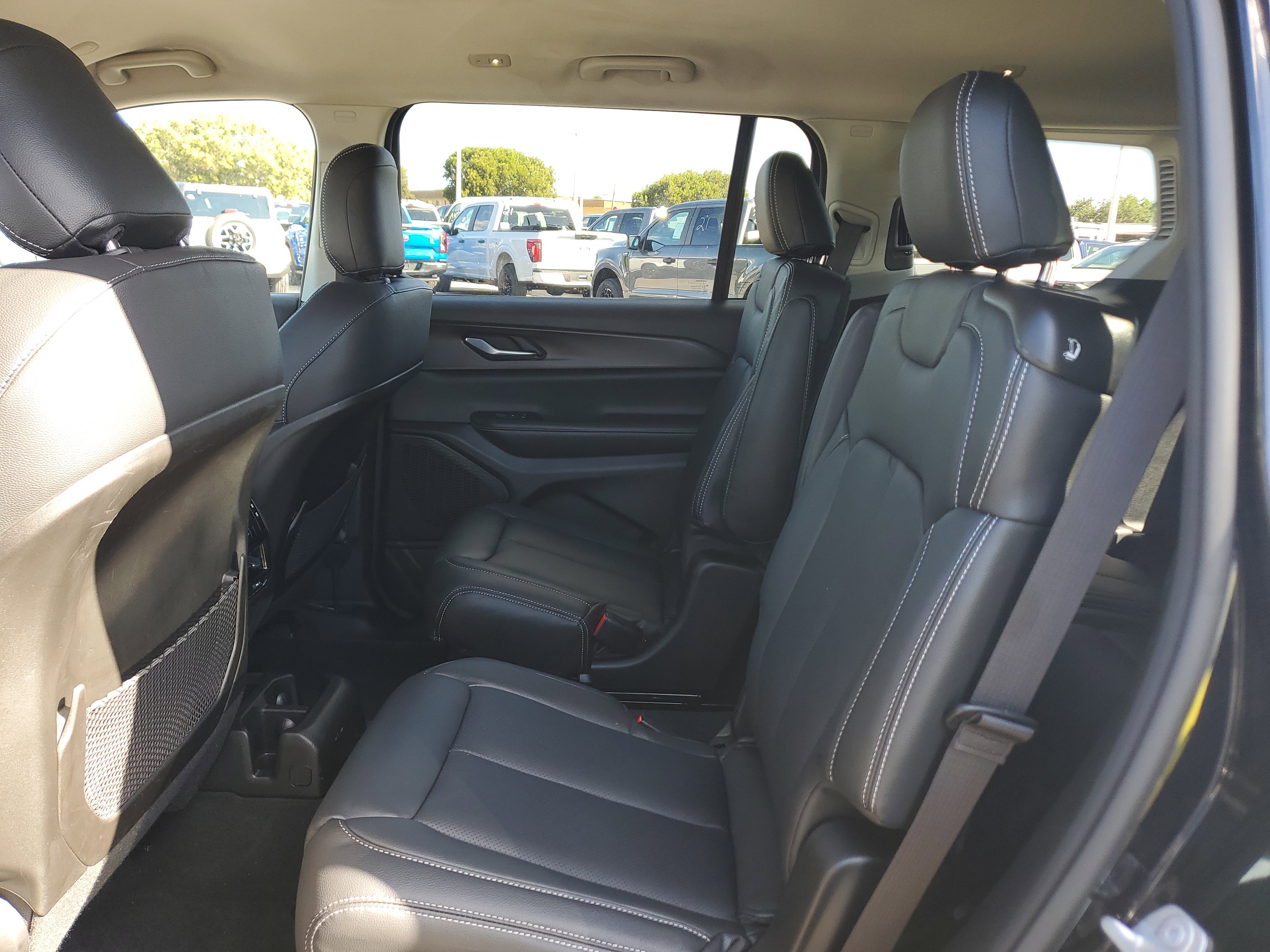 Used 2023 Jeep Grand Cherokee L Laredo image 28