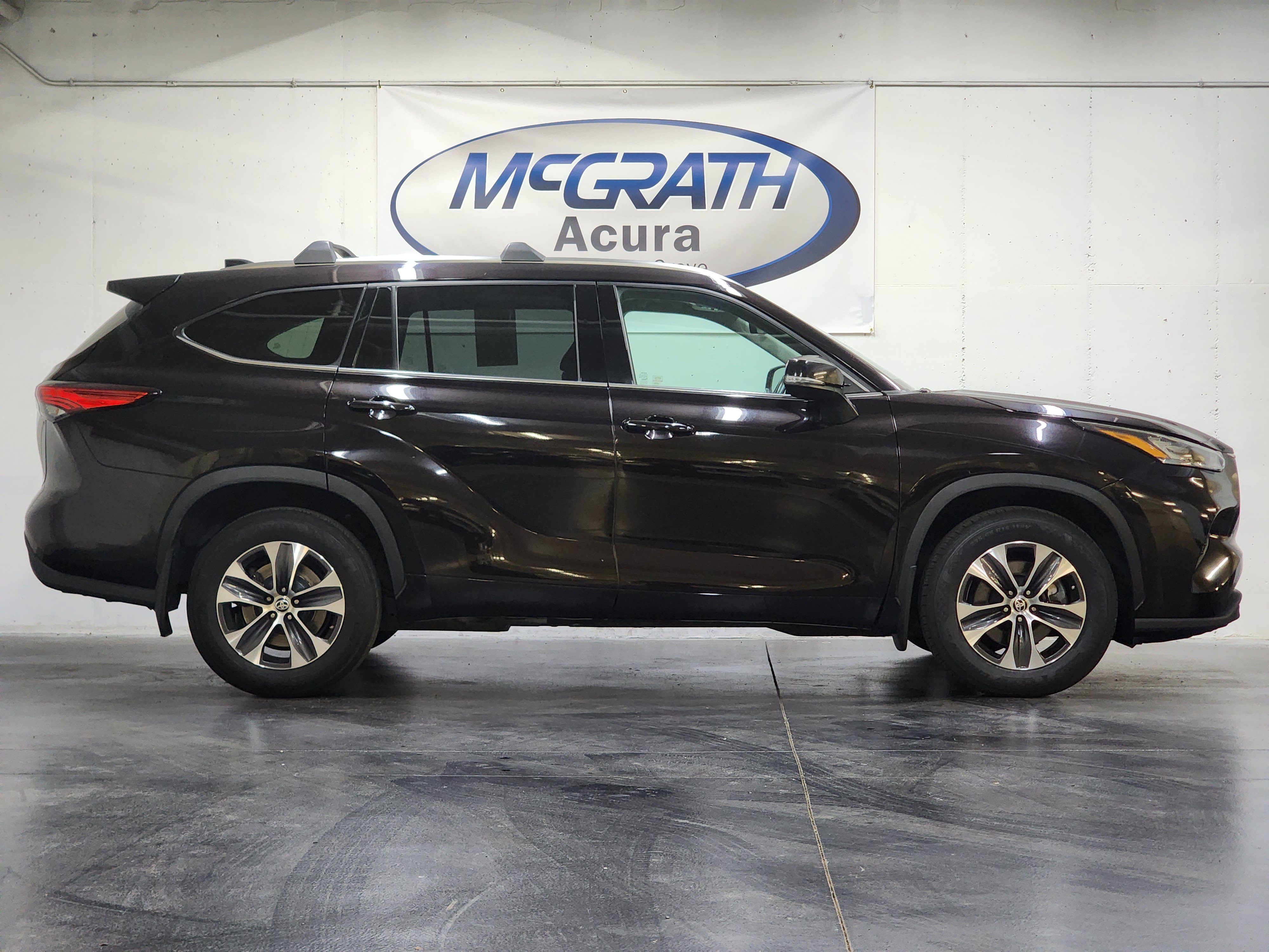 Used 2020 Toyota Highlander XLE AWD/4WD image 3