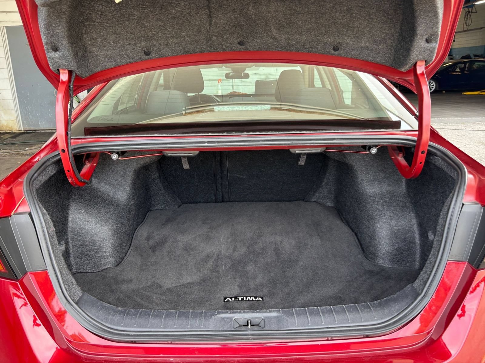 Used 2025 Nissan Altima 2.5 SV FWD image 32