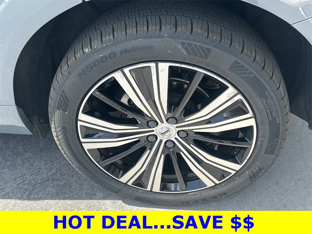 Used 2023 Volvo XC60 B5 Plus image 11