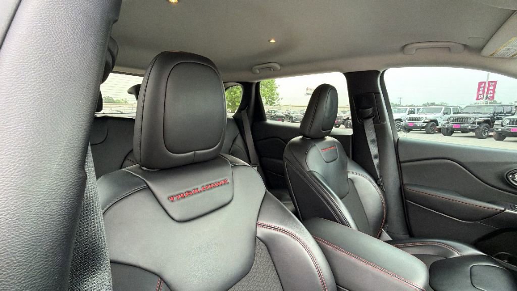 Used 2022 Jeep Cherokee Trailhawk AWD/4WD image 30