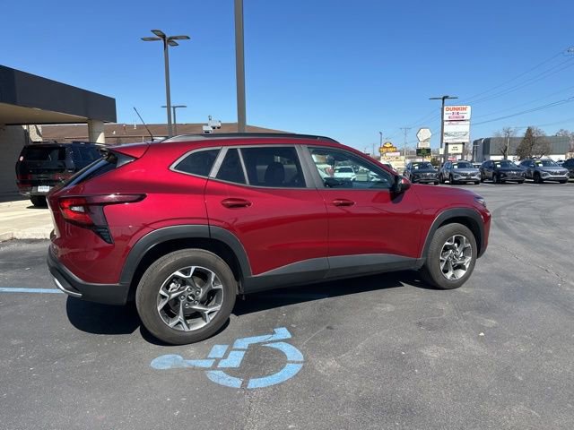 Used 2025 Chevrolet Trax LT w/ LT Convenience Package image 17
