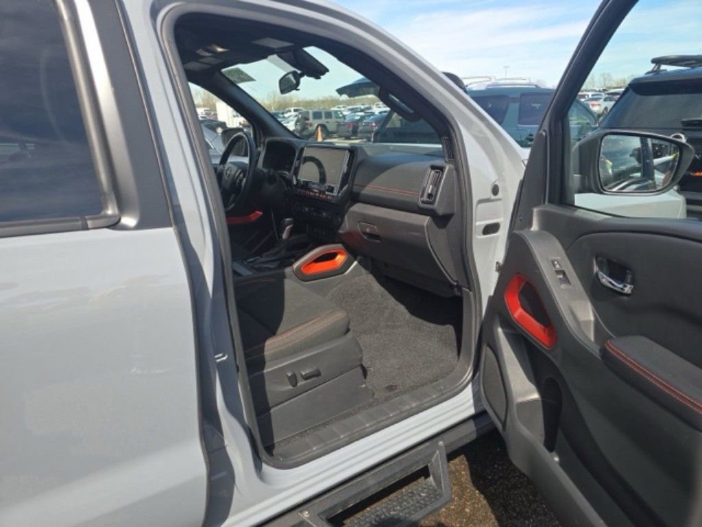 Used 2025 Nissan Frontier PRO-4X AWD/4WD image 10