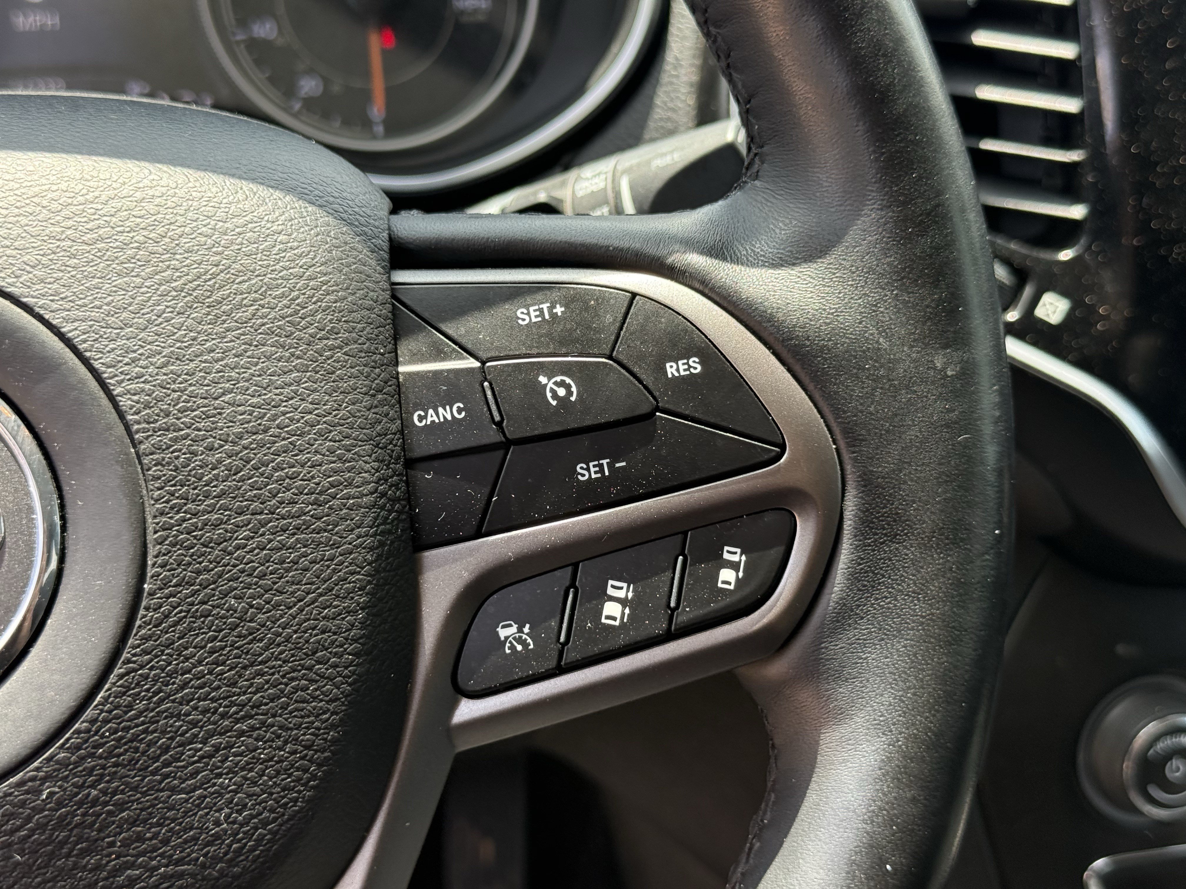 Used 2019 Jeep Cherokee Limited w/ Technology Group AWD/4WD image 17