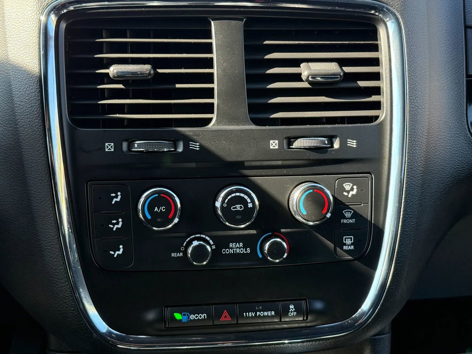 Used 2015 Dodge Grand Caravan SXT FWD image 33