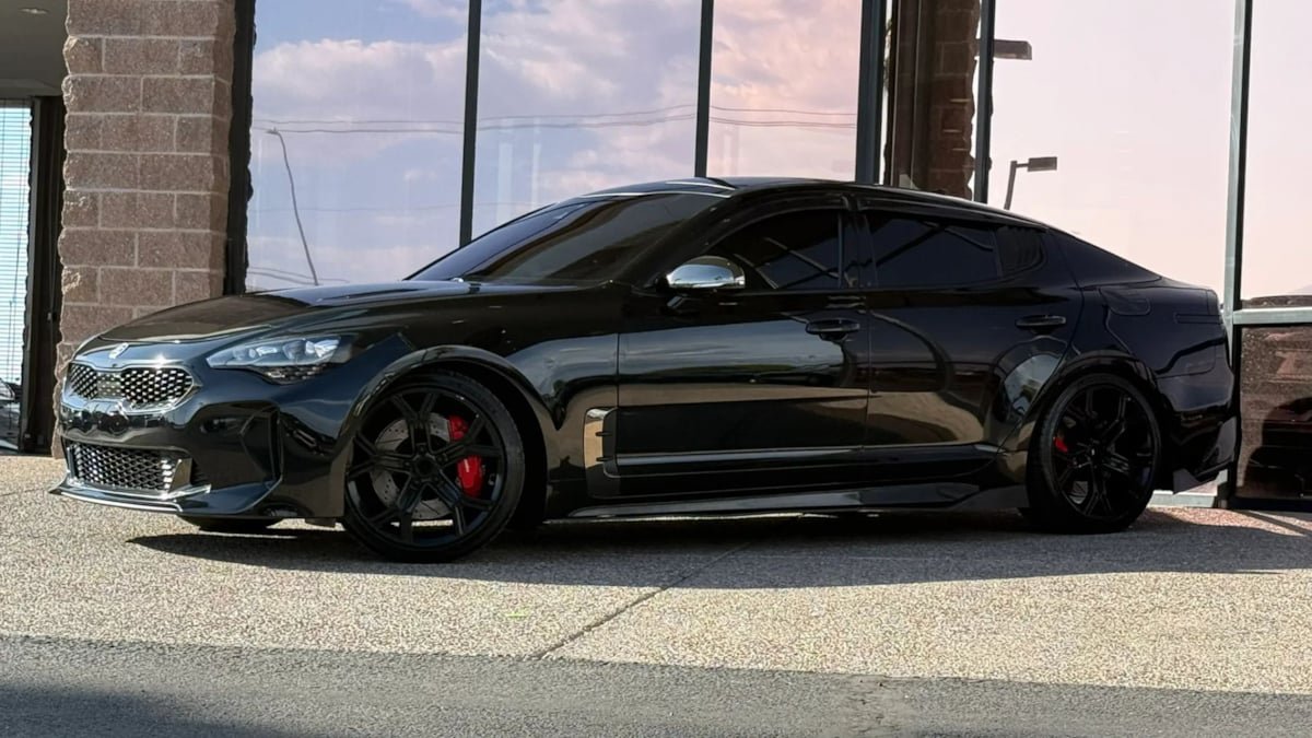Used 2020 Kia Stinger GT1 RWD image 3
