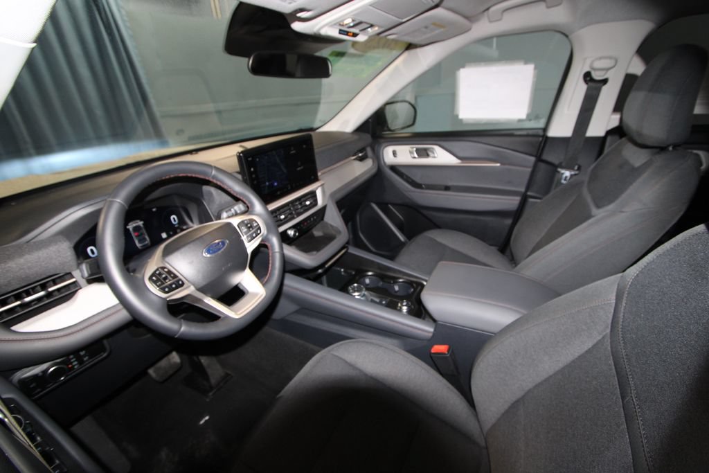 Used 2025 Ford Explorer Active AWD/4WD image 2