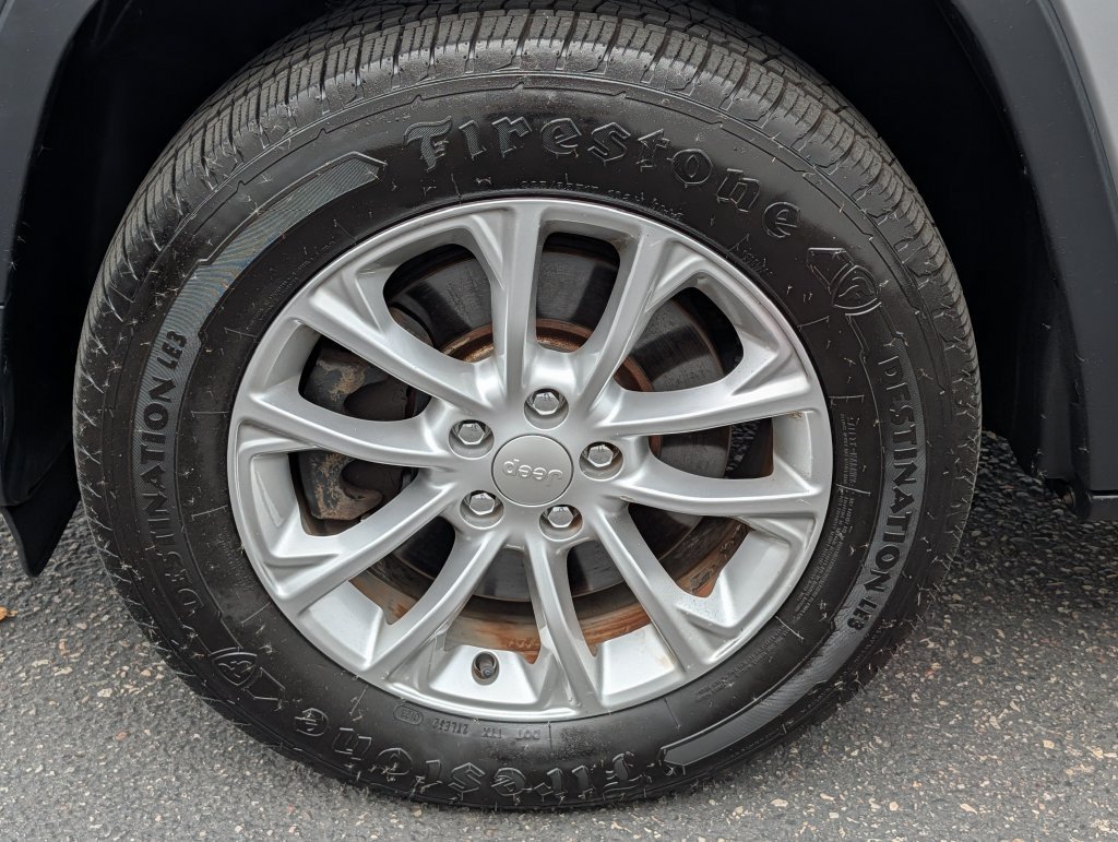 Used 2019 Jeep Cherokee Latitude w/ Comfort & Convenience Group AWD/4WD image 13