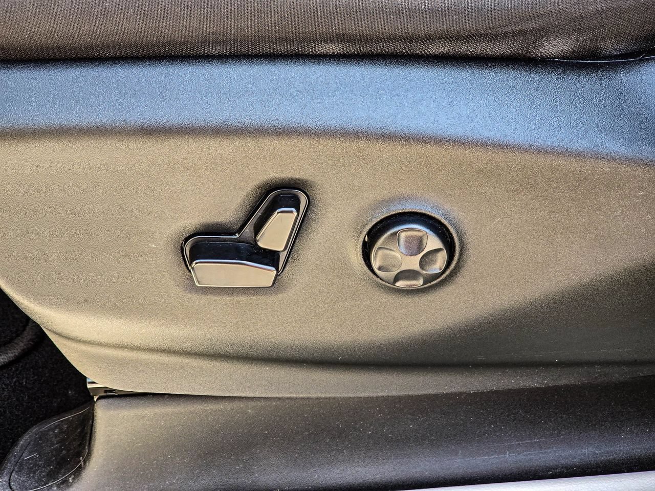 Used 2023 Chrysler Voyager LX FWD image 14