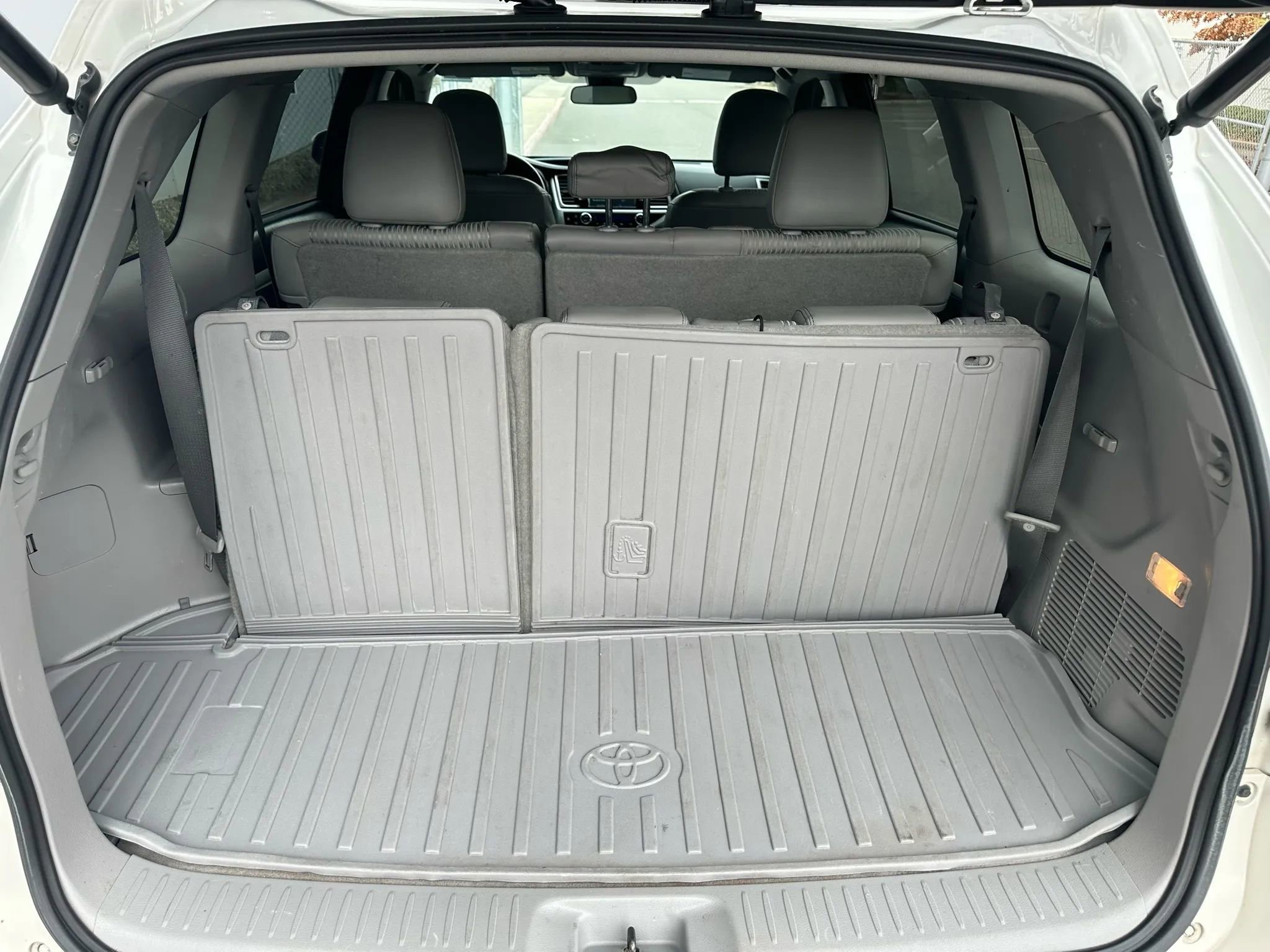 Used 2018 Toyota Highlander Plus AWD/4WD image 22