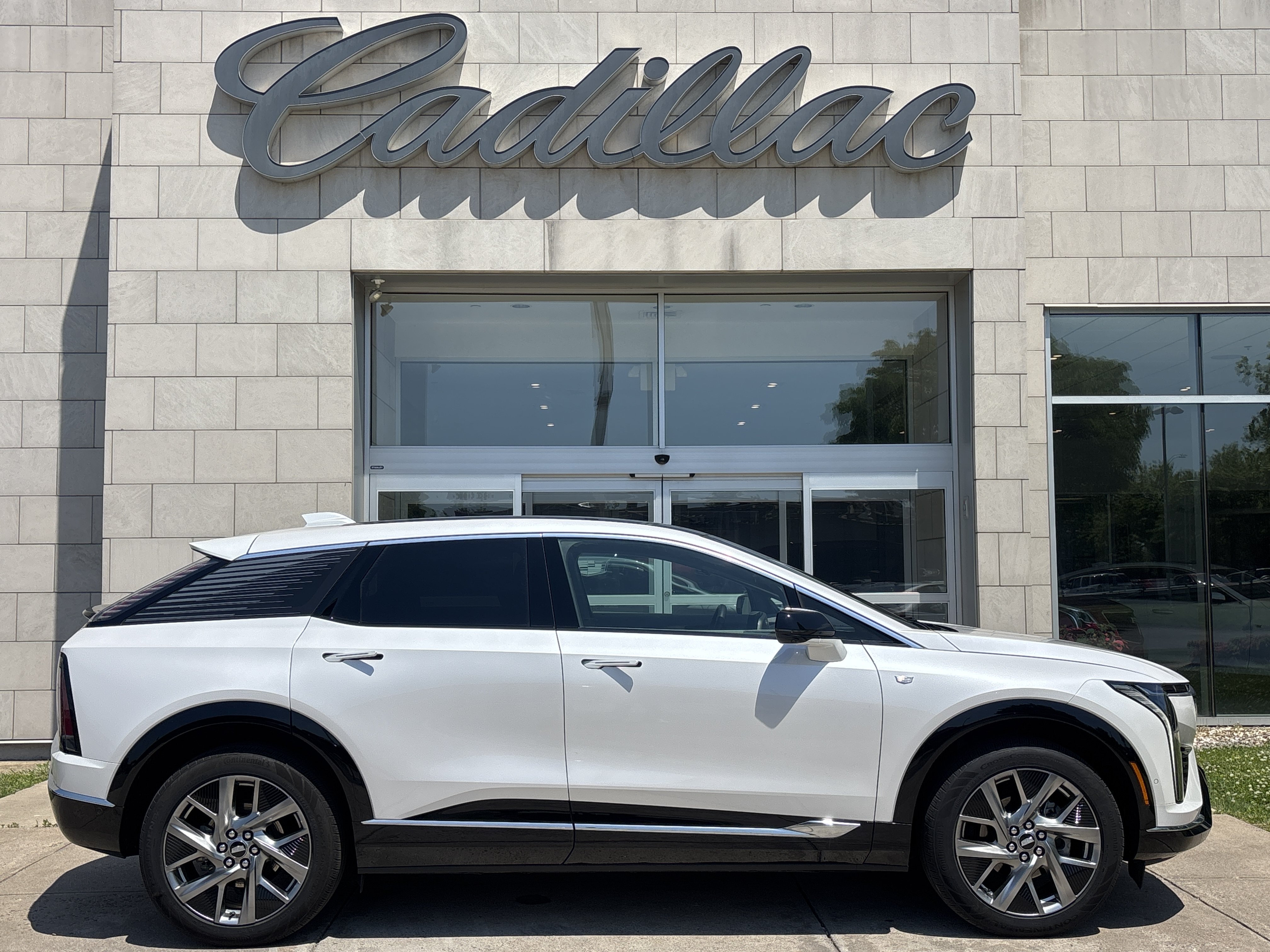 Used 2025 Cadillac Optiq Luxury 2 AWD/4WD image 3
