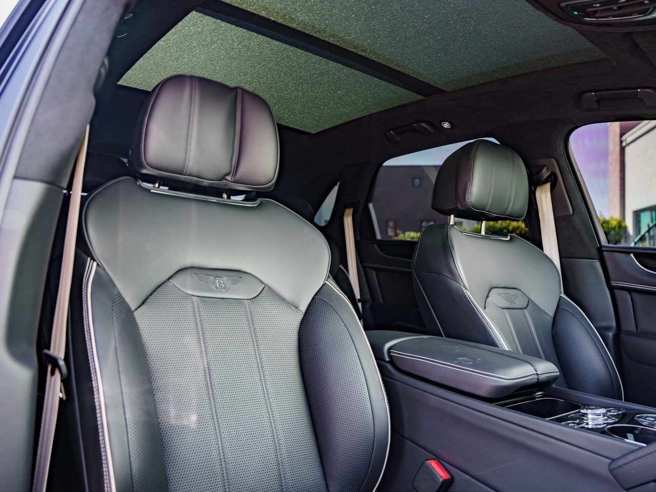 Used 2023 Bentley Bentayga Plug-In Hybrid image 21