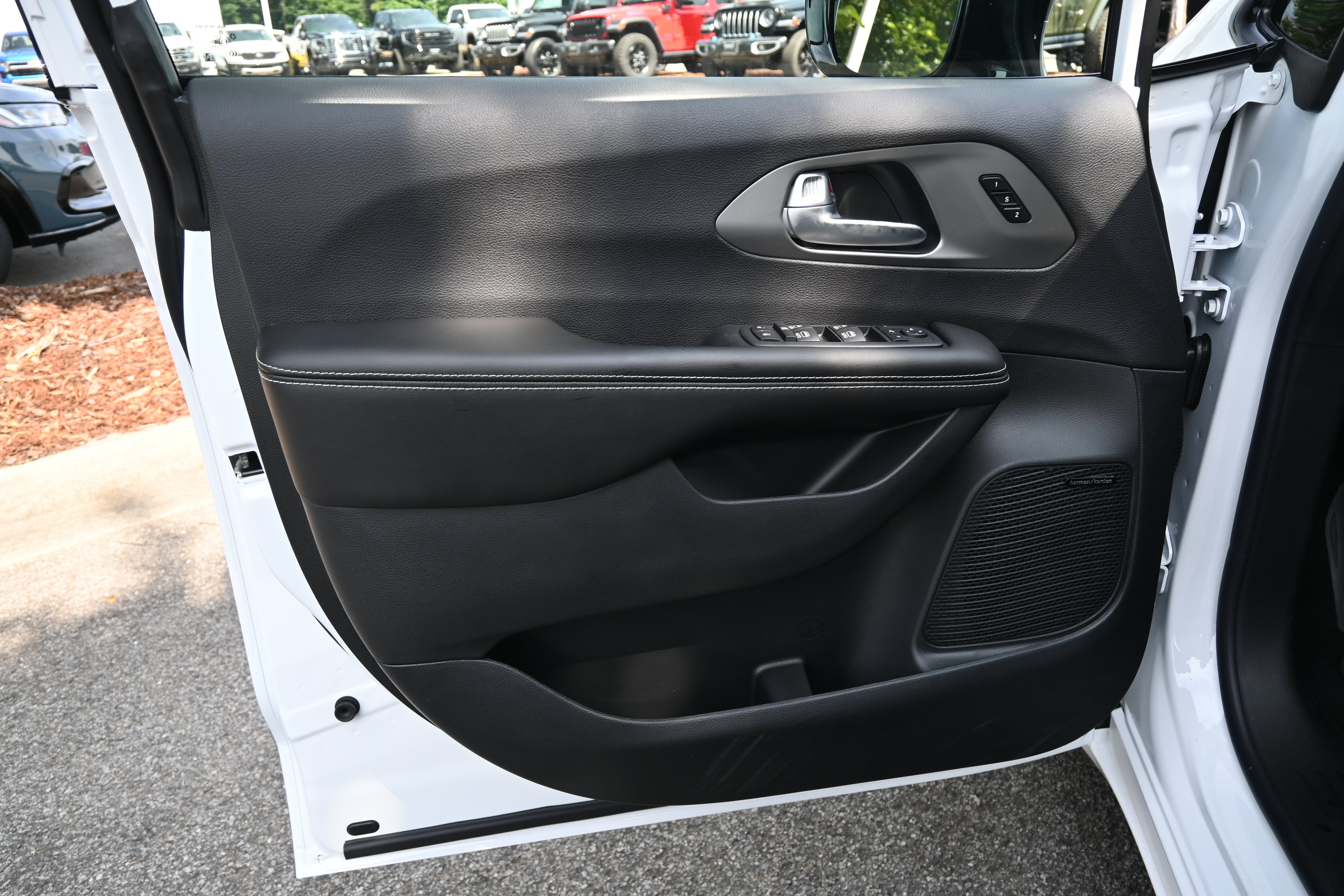 New 2027 Chrysler Pacifica Limited FWD image 14
