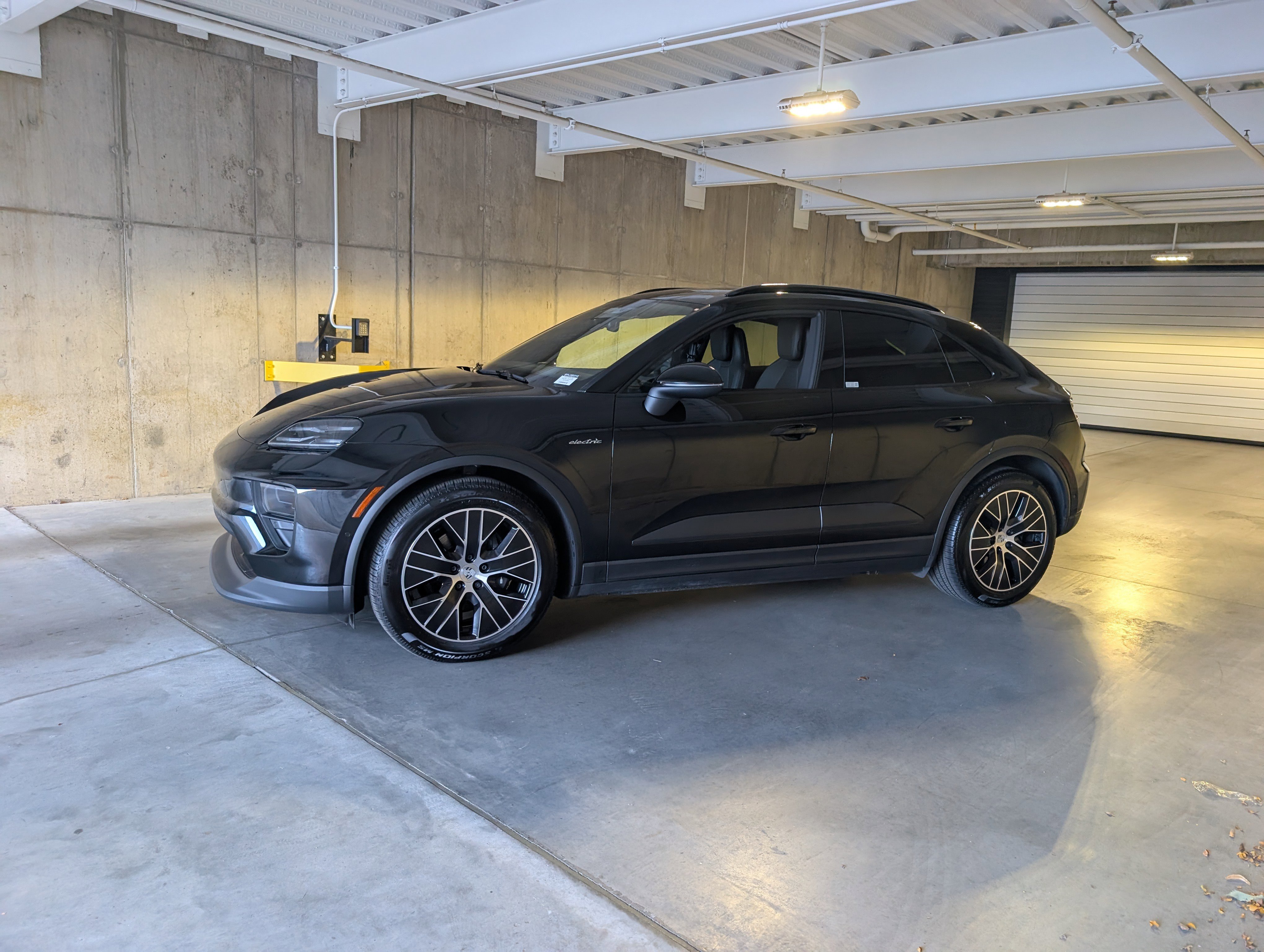 Used 2025 Porsche Macan Electric image 2