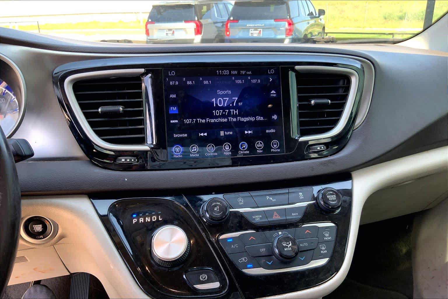 Used 2017 Chrysler Pacifica Touring-L FWD image 28