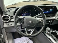 Used 2025 Chevrolet Trax ACTIV w/ Sunroof Package FWD image 14