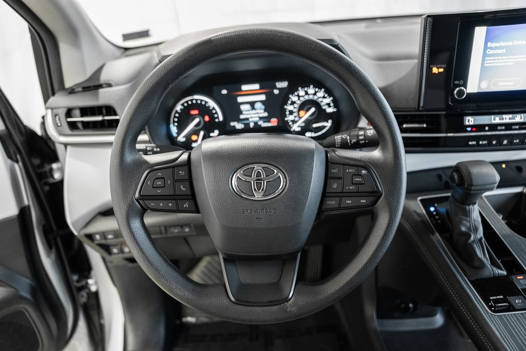 Used 2025 Toyota Sienna LE FWD image 28