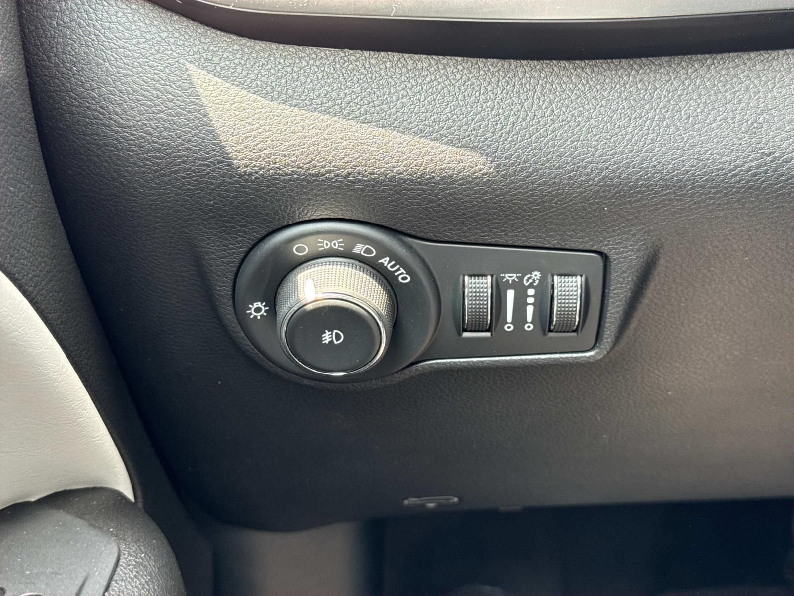 Used 2025 Jeep Compass Limited w/ Elite Group AWD/4WD image 19