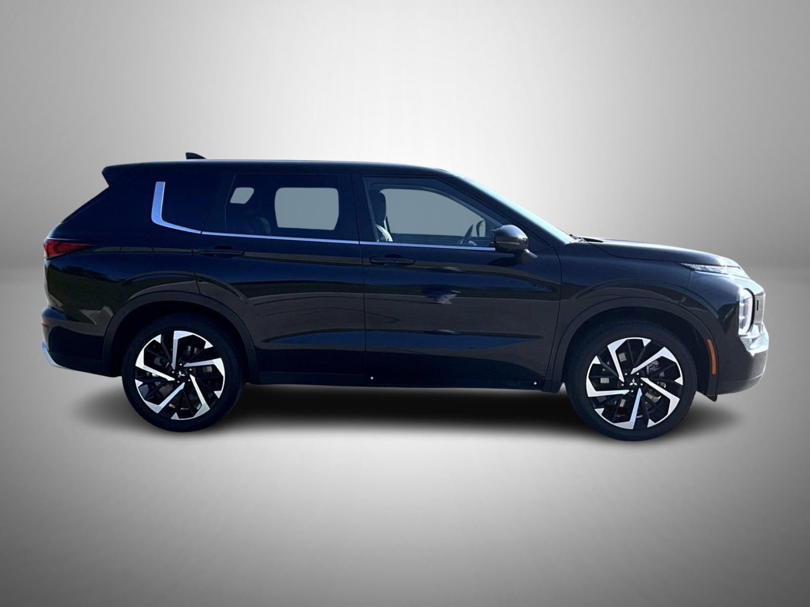 Used 2022 Mitsubishi Outlander SE image 4