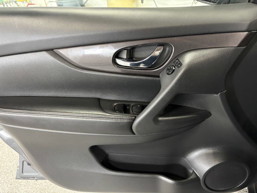 Used 2019 Nissan Rogue S image 12